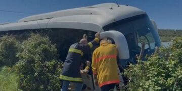 Përmbyset autobusi me nxënës në rrugën drejt Manastirit të Zvërnecit