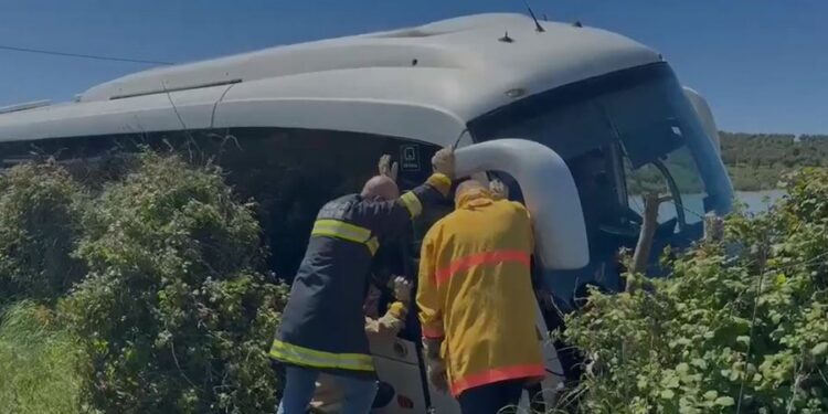 Përmbyset autobusi me nxënës në rrugën drejt Manastirit të Zvërnecit