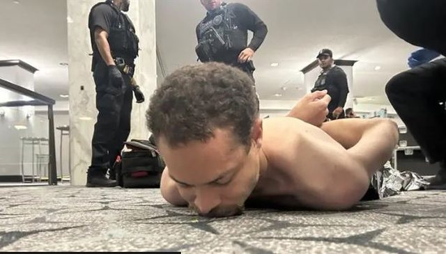 I armatosur me disa lloje armësh, ky është autori i sulmit në darkën e Shtëpisë së Bardhë