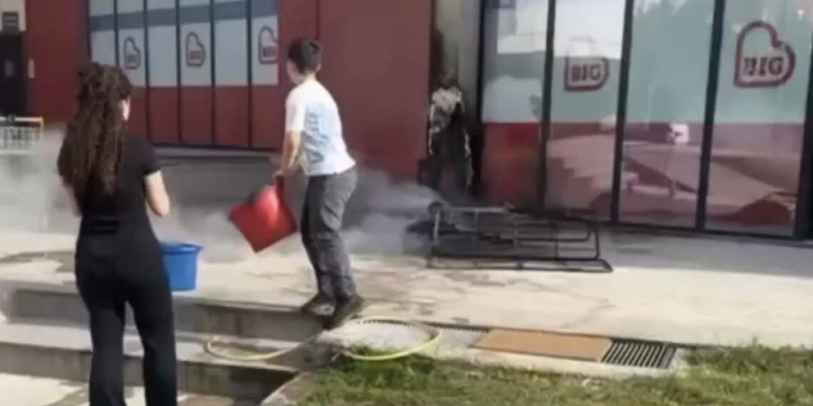 Hapen kamerat! Të miturit dogjën kartonat e  Marketit, zjarri përpiu pallatin “Arlis”