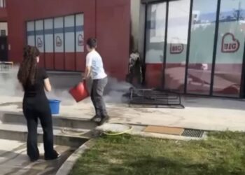 Hapen kamerat! Të miturit dogjën kartonat e  Marketit, zjarri përpiu pallatin “Arlis”