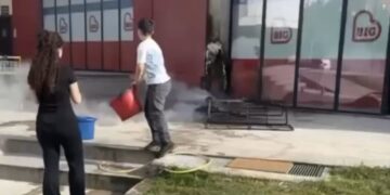 Hapen kamerat! Të miturit dogjën kartonat e  Marketit, zjarri përpiu pallatin “Arlis”