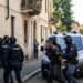 ITALI: SHQIPTARI “MERR PENG” LAGJEN ME PUSHKÈ, QELLOI MBI GRUAN QË PO PASTRONTE SHTËPINE