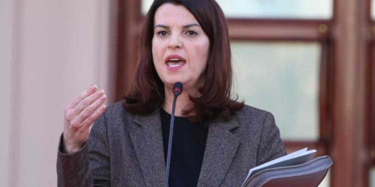 Zv. kryeministrja Koçiu shkon te pallati i djegur: jep LAJMIN e MIRË për banorët…