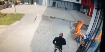 Momentet e para/ Flakët shkrumbuan pallatin, si nisi zjarri te farmacia 10, befason reagimi i qytetarit (VIDEO)