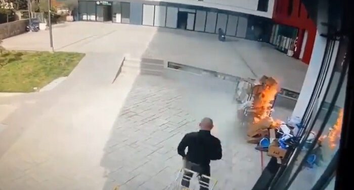 Momentet e para/ Flakët shkrumbuan pallatin, si nisi zjarri te farmacia 10, befason reagimi i qytetarit (VIDEO)