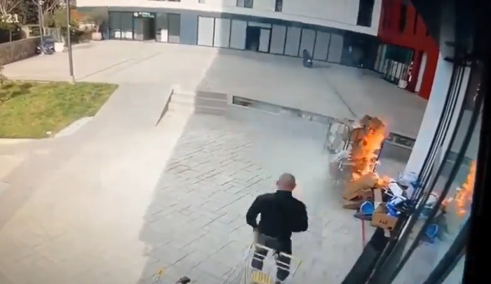 Momentet e para/ Flakët shkrumbuan pallatin, si nisi zjarri te farmacia 10, befason reagimi i qytetarit (VIDEO)