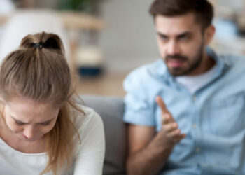 “Nuk duroj dot më!”, tha gruaja, doli nga shtëpia dhe la burrin me 3 fëmijë, por kur u kthye pas 2 ditësh…