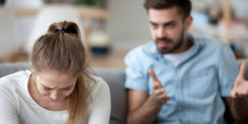 “Nuk duroj dot më!”, tha gruaja, doli nga shtëpia dhe la burrin me 3 fëmijë, por kur u kthye pas 2 ditësh…