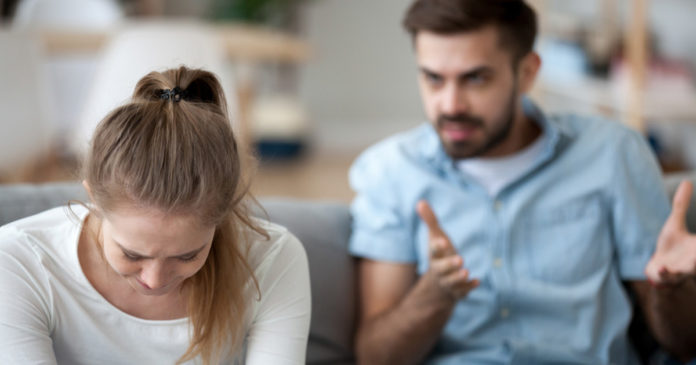 “Nuk duroj dot më!”, tha gruaja, doli nga shtëpia dhe la burrin me 3 fëmijë, por kur u kthye pas 2 ditësh…