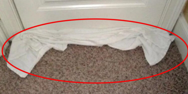 Ja pse duhet të vendosni një peshqir poshtë derës nëse qëndroni në hotel