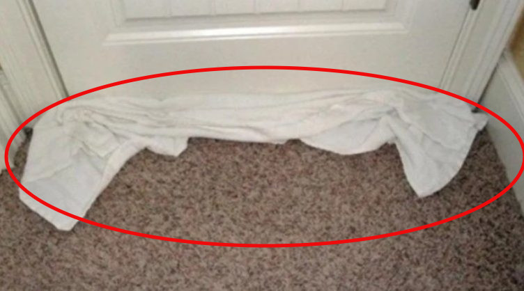 Ja pse duhet të vendosni një peshqir poshtë derës nëse qëndroni në hotel