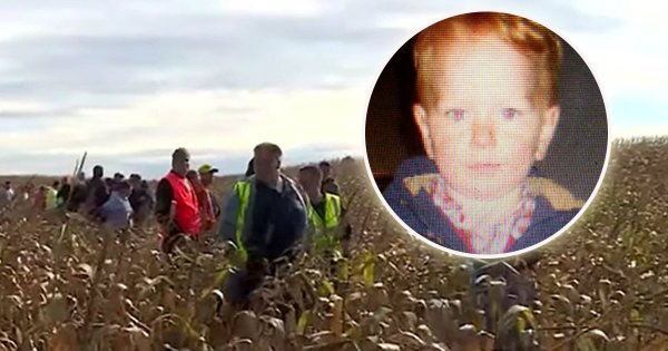 Djali 3-vjeçar u zhduk në një fushë të madhe me misër . Pas 20 orësh kërkimi, i huaji sheh një këmbë …