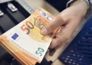 Luhatjet në kursin e këmbimit. Ja me sa blihen Euro dhe Dollari