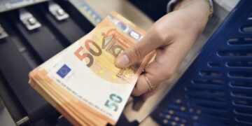 Luhatjet në kursin e këmbimit. Ja me sa blihen Euro dhe Dollari