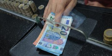 Euro prek minimum historik! Ja me sa këmbehet. Afrimi i sezonit pritet të..