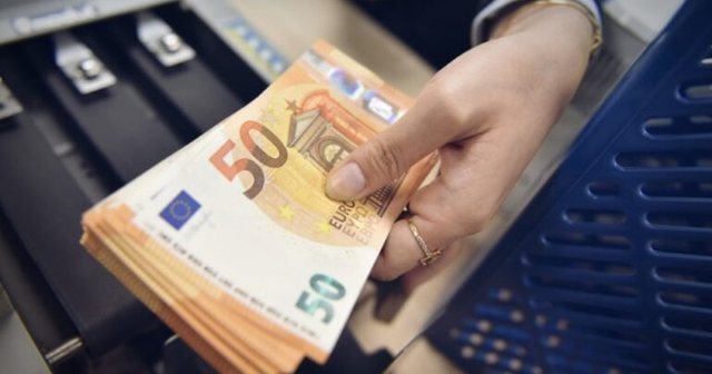 Luhatjet në kursin e këmbimit. Ja me sa blihen Euro dhe Dollari