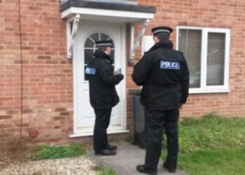 Fqinjët u ankuan në polici për një bebe që qante pa pushim, ajo çfarë gjetën i la me gojëhapur…