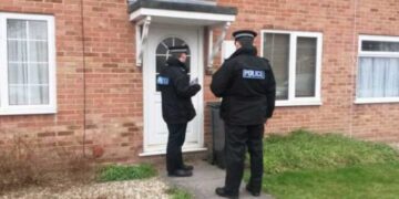 Fqinjët u ankuan në polici për një bebe që qante pa pushim, ajo çfarë gjetën i la me gojëhapur…