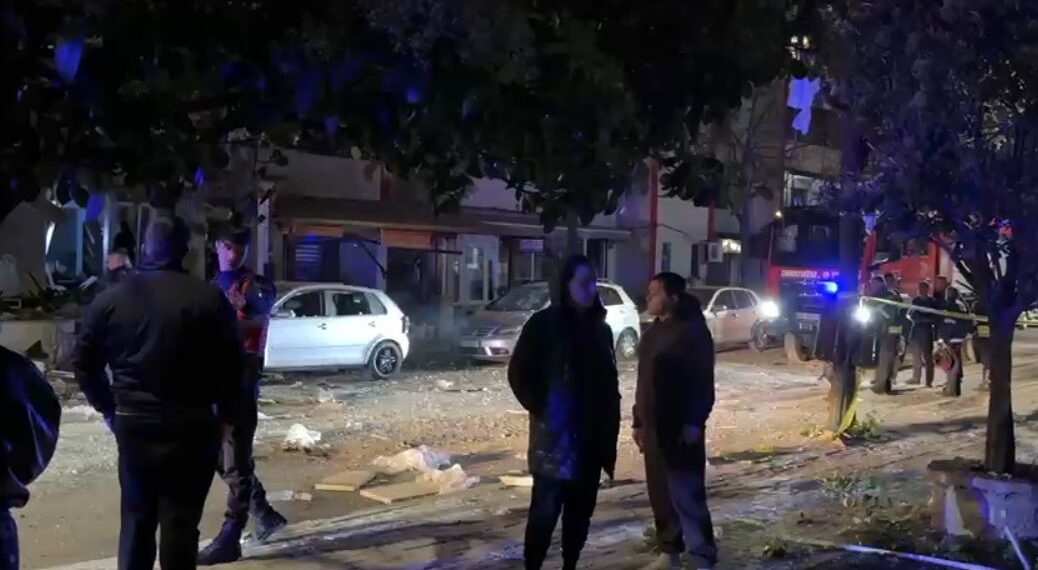 Tronditet Lezha nga një shpërthim i fuqishëm, biznese dhe automjete të dëmtuara