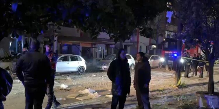 Tronditet Lezha nga një shpërthim i fuqishëm, biznese dhe automjete të dëmtuara