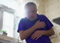 Cili krah dhemb para një ataku në zemër? Njihuni me simptomën që mund t’ju shpëtojë jetën