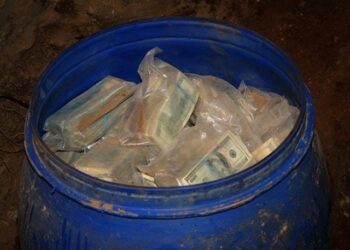 Gati sa nuk i ndalon zemra! Fermeri gjen 600 milionë dollarë në një fuçi në pronën e tij, ja kujt i përkisnin..