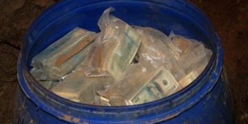 Gati sa nuk i ndalon zemra! Fermeri gjen 600 milionë dollarë në një fuçi në pronën e tij, ja kujt i përkisnin..