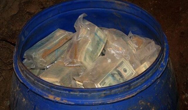 Gati sa nuk i ndalon zemra! Fermeri gjen 600 milionë dollarë në një fuçi në pronën e tij, ja kujt i përkisnin..