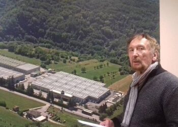 Gjest i madh! “Nuk dua të iki ng kjo botë me para në bankë”, pronari i paguan shkollën fëmijëve te punëtorëve të tij