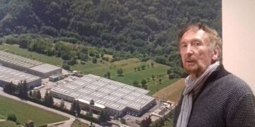 Gjest i madh! “Nuk dua të iki ng kjo botë me para në bankë”, pronari i paguan shkollën fëmijëve te punëtorëve të tij