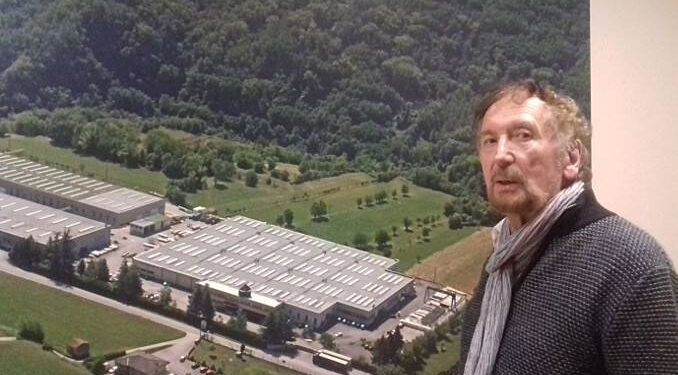 Gjest i madh! “Nuk dua të iki ng kjo botë me para në bankë”, pronari i paguan shkollën fëmijëve te punëtorëve të tij