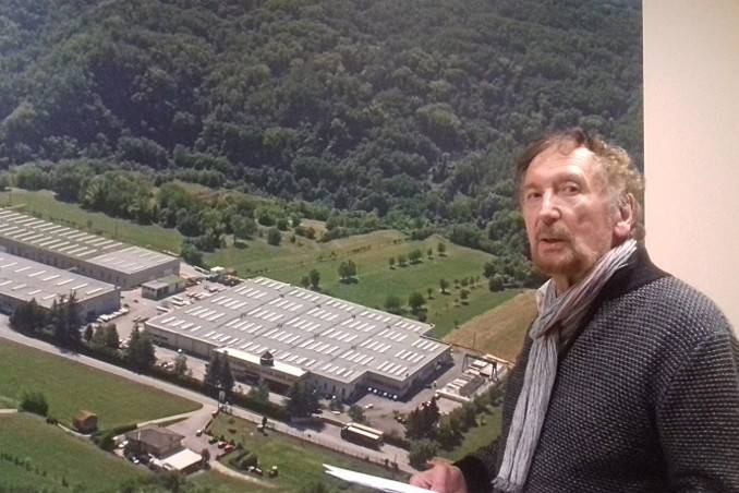 Gjest i madh! “Nuk dua të iki ng kjo botë me para në bankë”, pronari i paguan shkollën fëmijëve te punëtorëve të tij