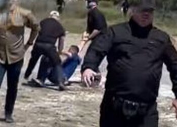 Goditi me grusht qytetarin gjatë protestës në Zvërnec, e pëeson keq gangsteri i maskuar