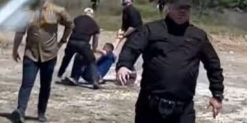 Goditi me grusht qytetarin gjatë protestës në Zvërnec, e pëeson keq gangsteri i maskuar