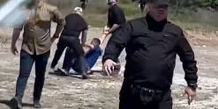Goditi me grusht qytetarin gjatë protestës në Zvërnec, e pëeson keq gangsteri i maskuar