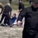 Goditi me grusht qytetarin gjatë protestës në Zvërnec, e pëeson keq gangsteri i maskuar