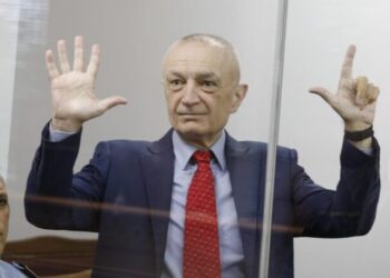 Avokati shpjegon simbolin e çuditshëm të Metës në gjyq