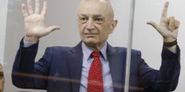 Avokati shpjegon simbolin e çuditshëm të Metës në gjyq