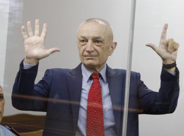 Avokati shpjegon simbolin e çuditshëm të Metës në gjyq