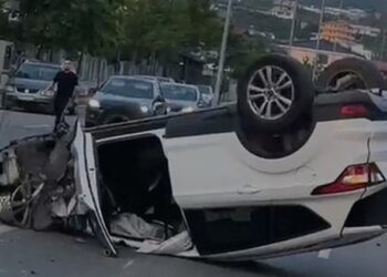 Tjetër aksident në lagjen ku humbën jetën dy të miturit në Durrës, makina përmbyset në rrugë
