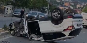 Tjetër aksident në lagjen ku humbën jetën dy të miturit në Durrës, makina përmbyset në rrugë