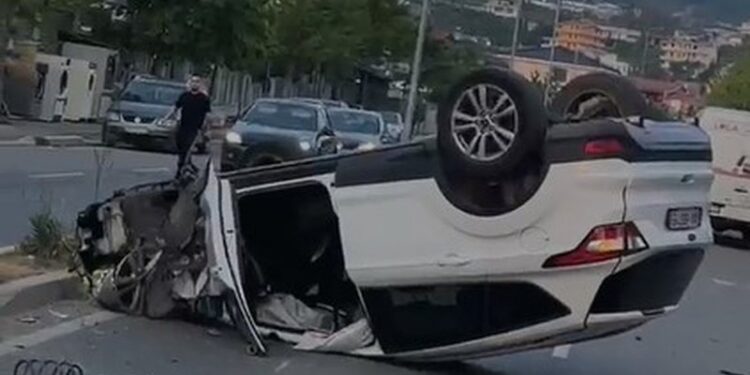 Tjetër aksident në lagjen ku humbën jetën dy të miturit në Durrës, makina përmbyset në rrugë