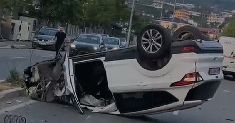Tjetër aksident në lagjen ku humbën jetën dy të miturit në Durrës, makina përmbyset në rrugë