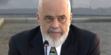 Protestuesi u tërhoq zvarrë në Zvërnec, habit Rama: Përgëzoj Policinë e Shtetit për reagimin..