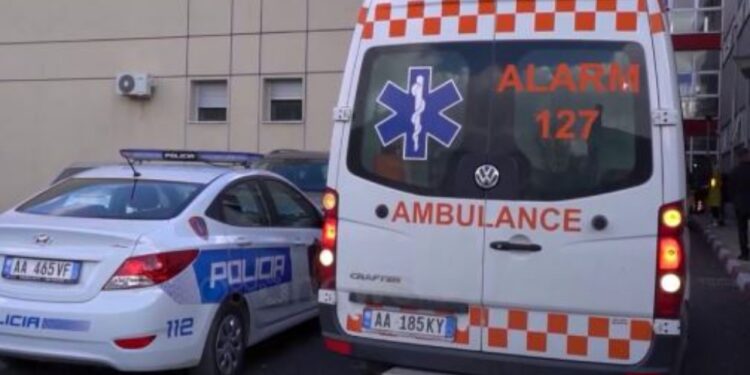 Aksident i rëndë në Tiranë, makina përplaset me motorin, humb jetën një djalë i ri (Emri)