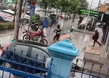 Si nëpër filma/ Grabitje me armë në Kamëz, autorët marrin bizhuteri nga një argjendari dhe largohen (Video)