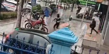 Si nëpër filma/ Grabitje me armë në Kamëz, autorët marrin bizhuteri nga një argjendari dhe largohen (Video)