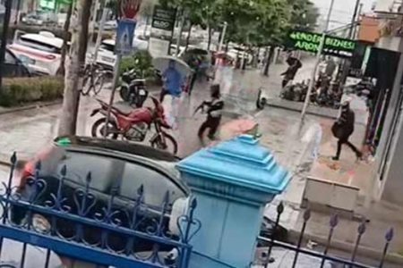 Si nëpër filma/ Grabitje me armë në Kamëz, autorët marrin bizhuteri nga një argjendari dhe largohen (Video)