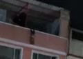 VIDEO E RËNDË/ 2-vjeçari bie nga kati i katërt i pallatit, momenti kur shpëtohet nga banorët